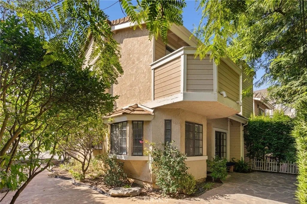689 W Sierra Madre