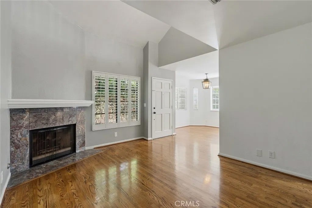 689 W Sierra Madre