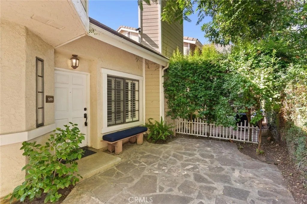 689 W Sierra Madre