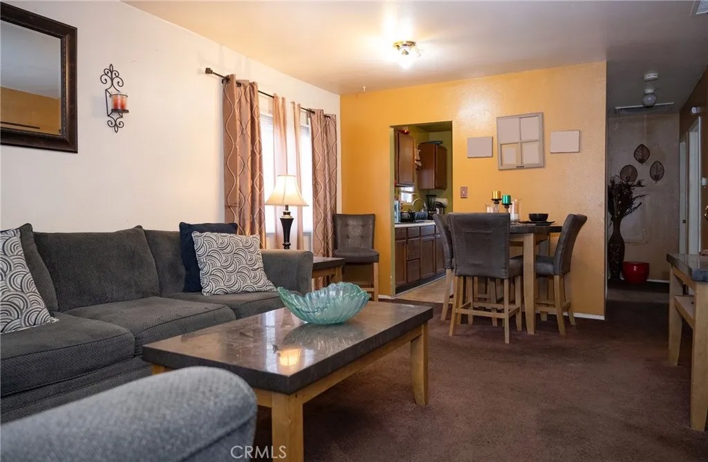 522 W Hillcrest Boulevard