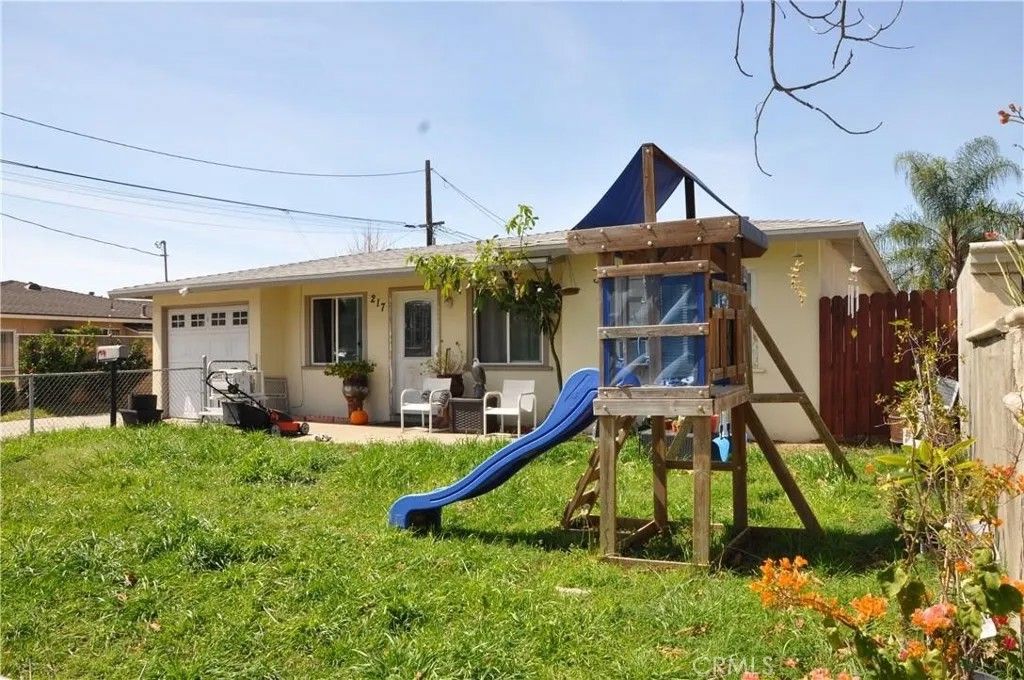 Photo of 217 S Vernon AVE, Azusa, CA 91702 (MLS # CV26112115)