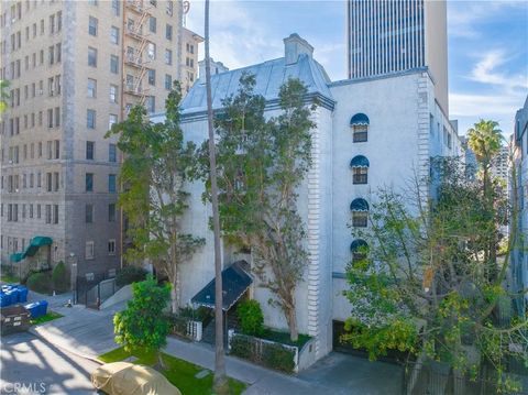 Photo of 631 S Kenmore Ave #406, Los Angeles, CA 90005 (MLS # PW26016697)