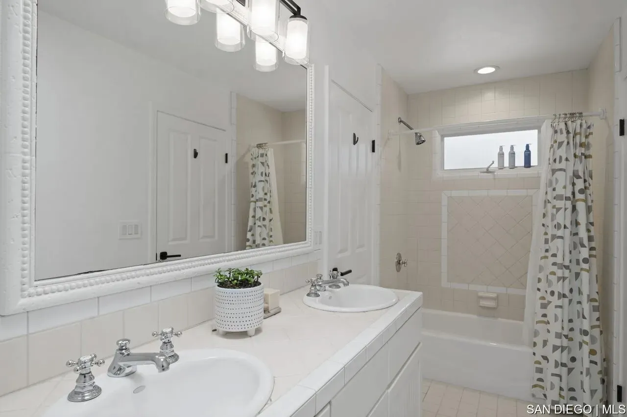 La Jolla, California 92037, United States, 5 Bedrooms Bedrooms, ,6 BathroomsBathrooms,Residential,Active,165179