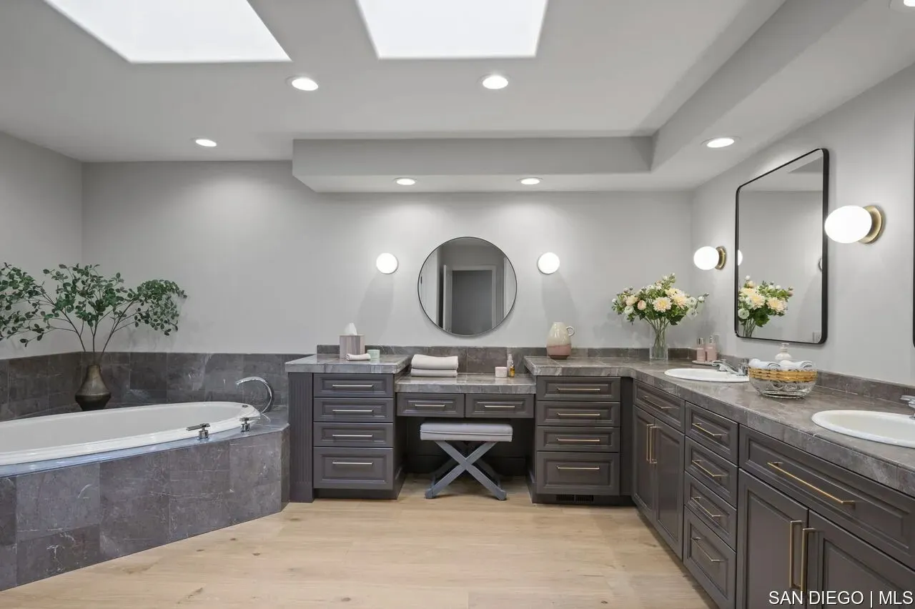 La Jolla, California 92037, United States, 5 Bedrooms Bedrooms, ,6 BathroomsBathrooms,Residential,Active,165179