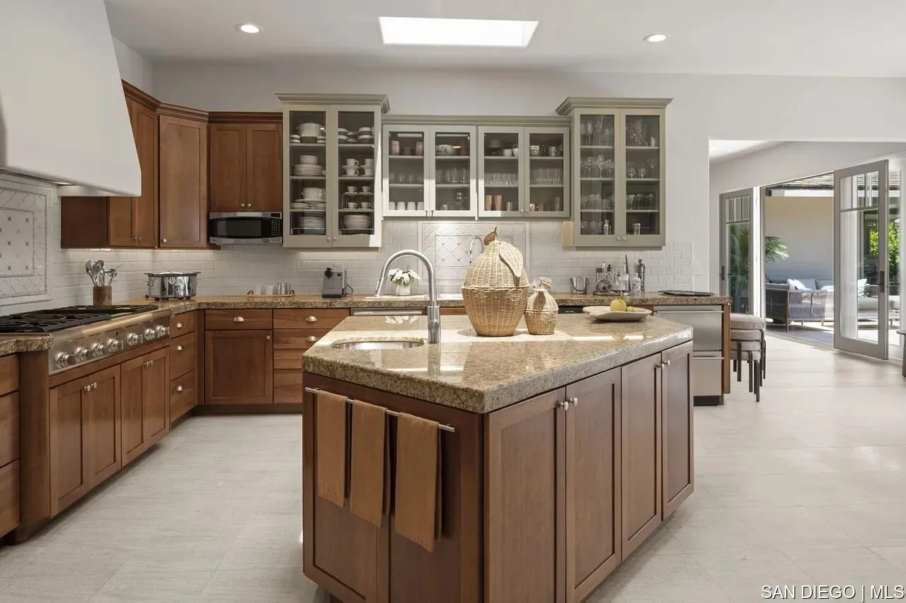 La Jolla, California 92037, United States, 5 Bedrooms Bedrooms, ,6 BathroomsBathrooms,Residential,Active,165179