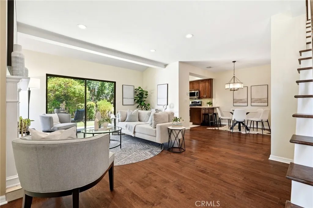 10831 Roycroft 27