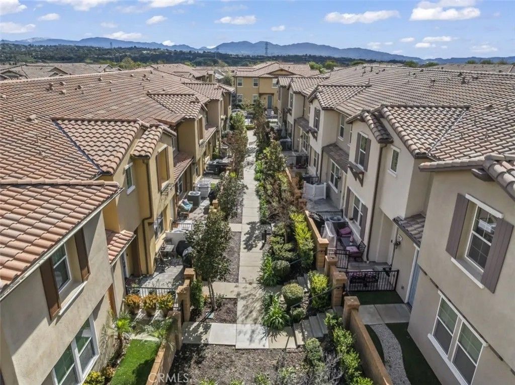 Photo of 28649 Jardineras Drive, Valencia, CA 91354 (MLS # SR26071632)