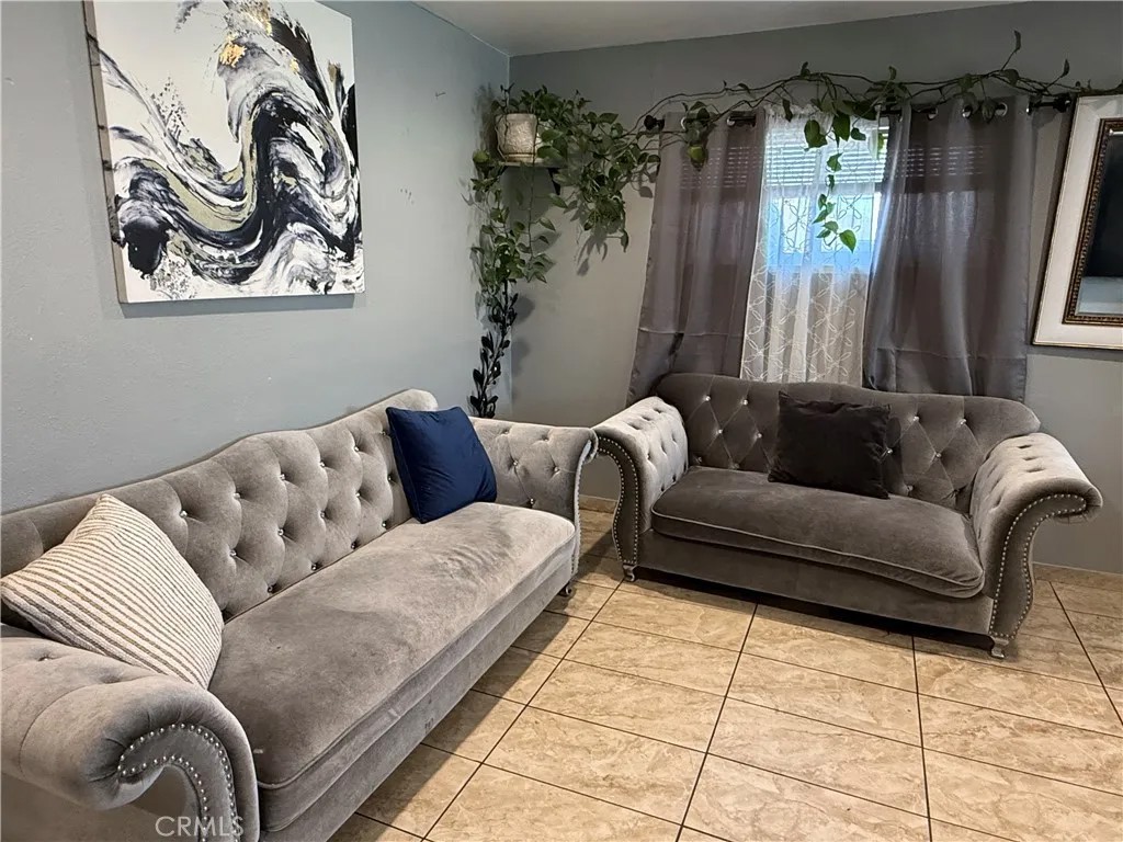 1235 W Ivesbrook