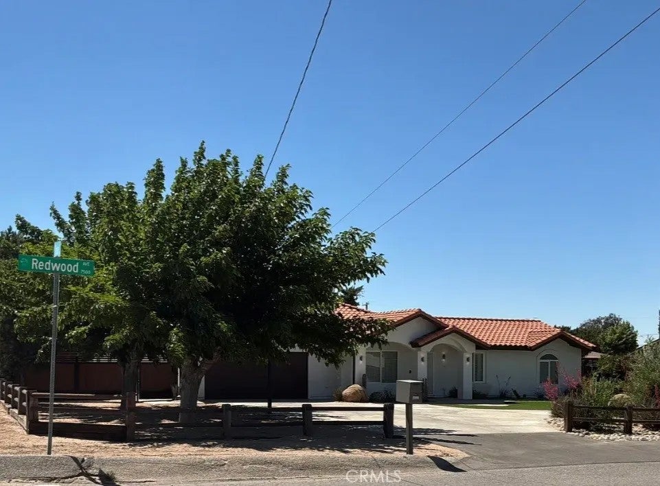 Photo of 7518 Redwood AVE, Hesperia, CA 92345 (MLS # HD26138280)