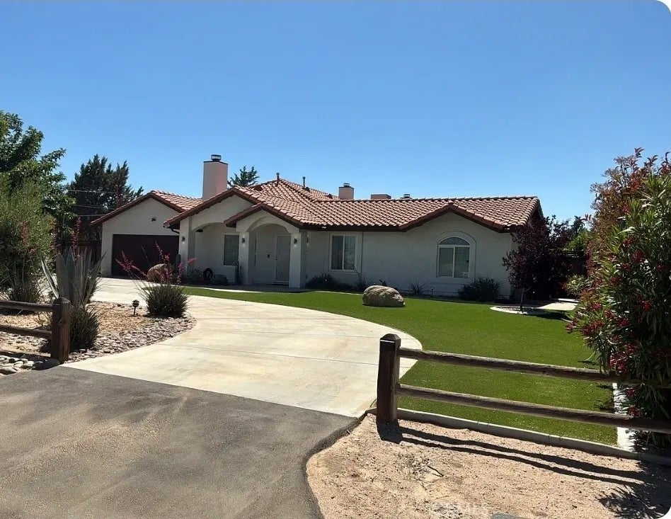Photo of 7518 Redwood AVE, Hesperia, CA 92345 (MLS # HD26138280)
