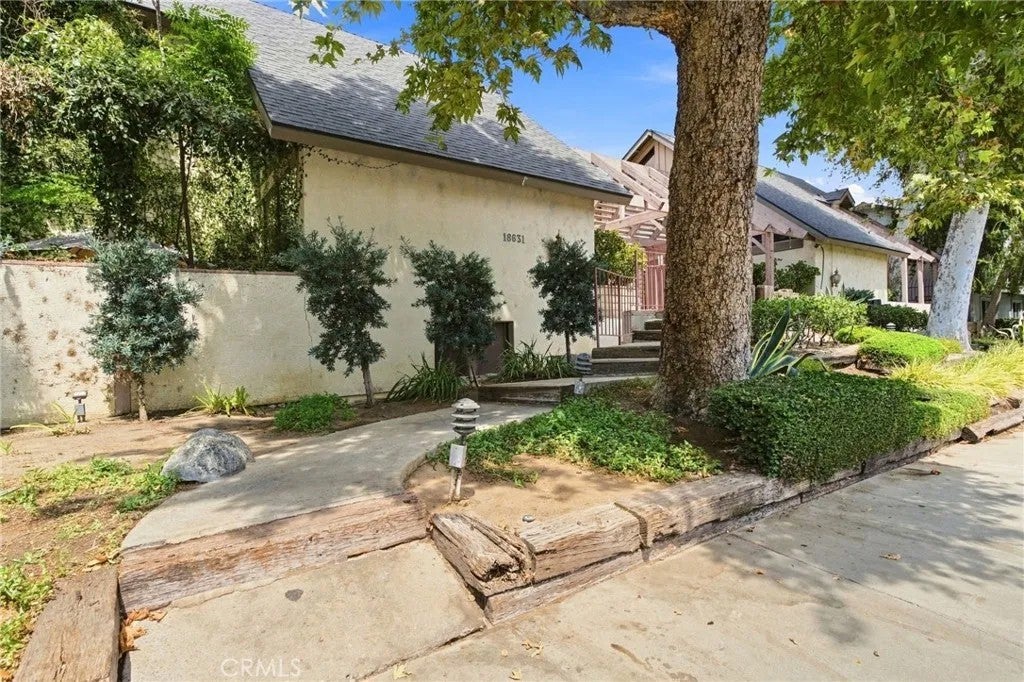 Photo of 18631 Collins ST #30, Los Angeles, CA 91356 (MLS # SR26188024)