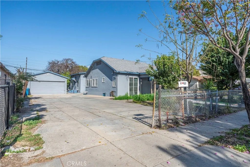 3725 E 57th