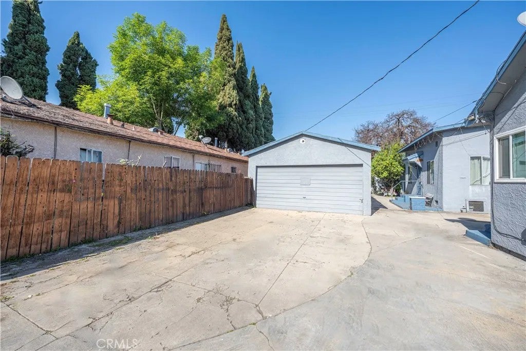 3725 E 57th