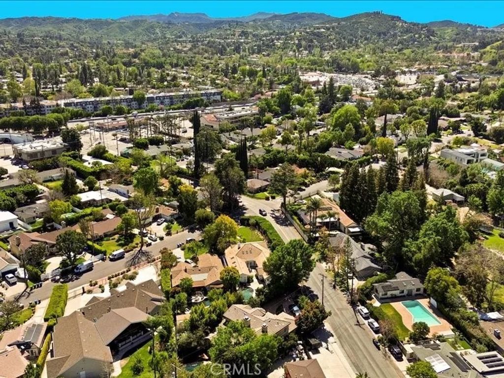 Photo of 5224 Woodlake, Woodland Hills, CA 91367 (MLS # SR26067352)