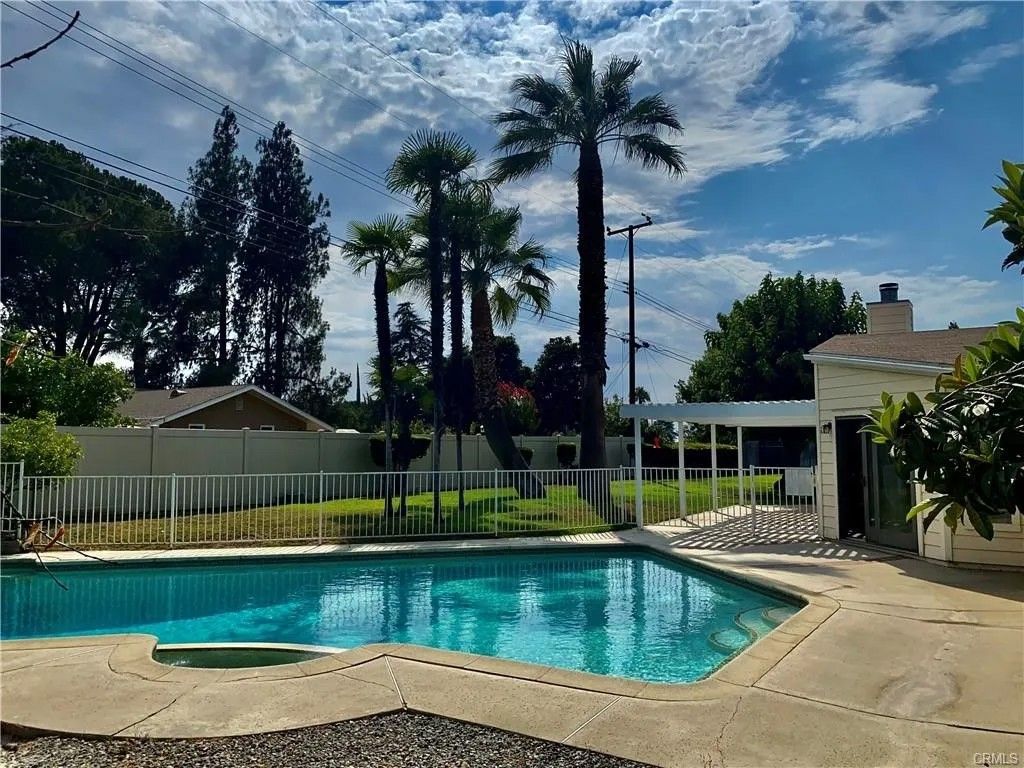 Photo of 400 Eucalyptus Drive, Redlands, CA 92373 (MLS # IG26080497)