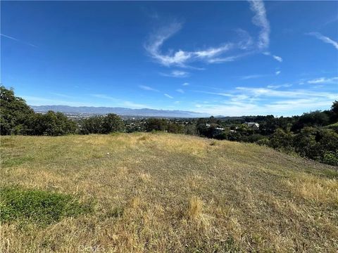 Photo of 16986 Encino Hills Drive, Encino, CA 91436 (MLS # SR26036686)