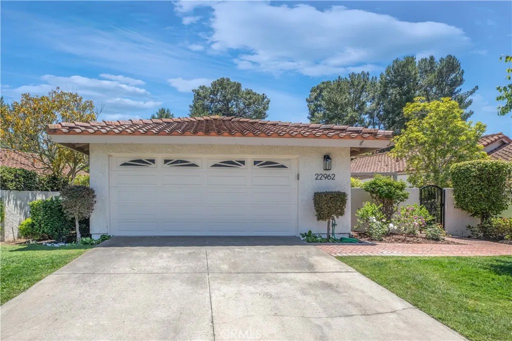 22962 VIA CRUZ