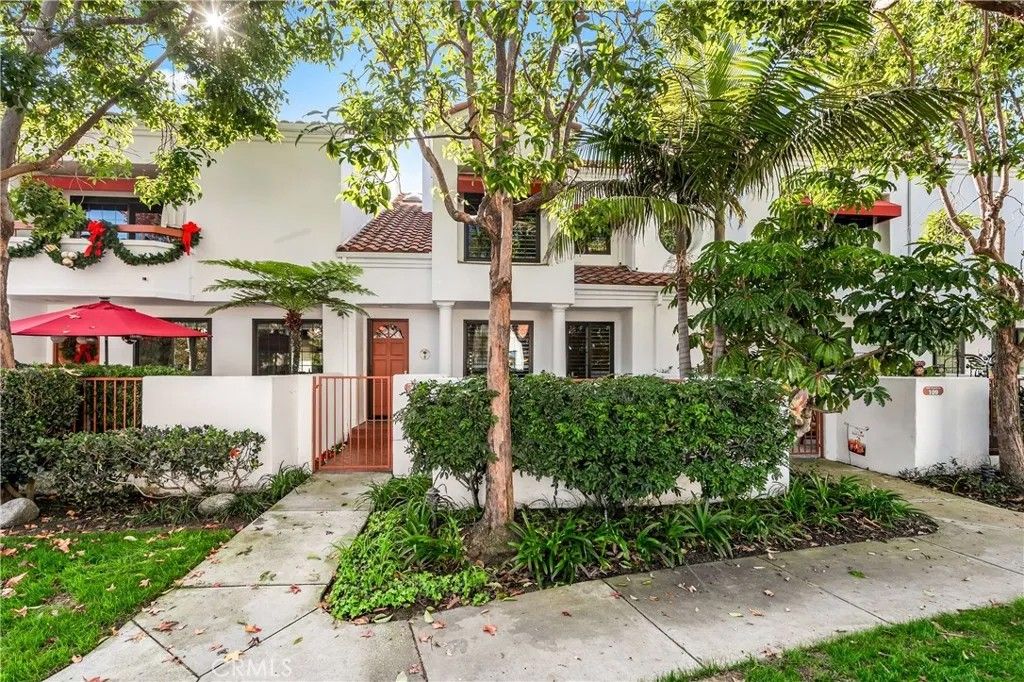 Photo of 19481 Pompano Ln #110, Huntington Beach, CA 92648 (MLS # OC25270158)