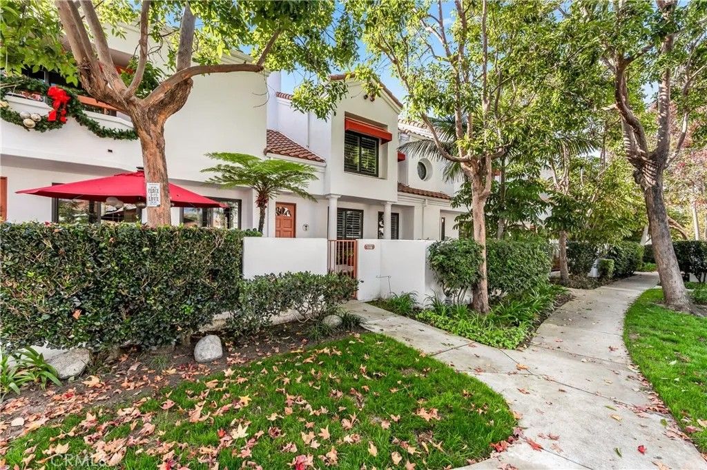 Photo of 19481 Pompano Ln #110, Huntington Beach, CA 92648 (MLS # OC25270158)