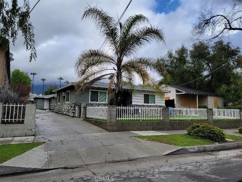 Photo of 343 W Howard Street, Pasadena, CA 91103 (MLS # GD25274730)
