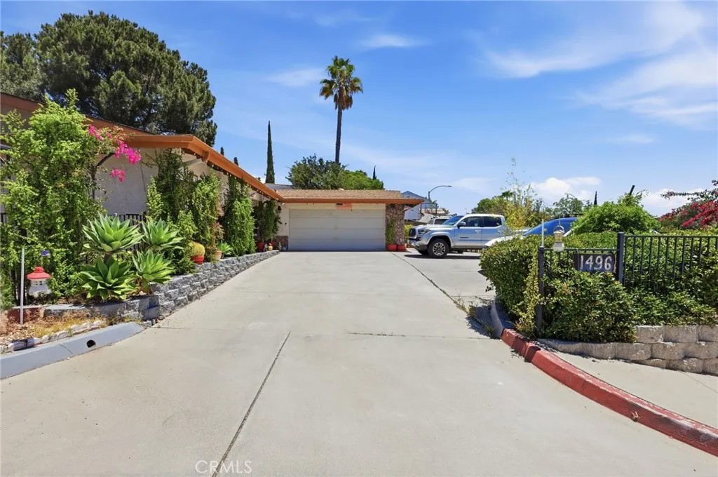 1496 E El Norte Parkway