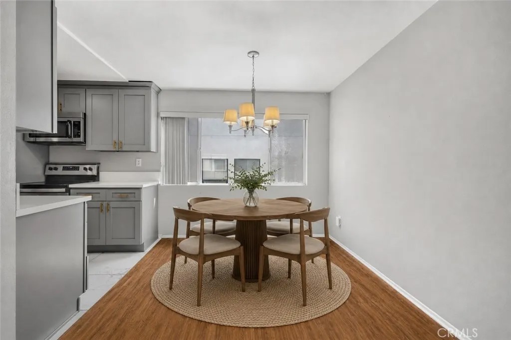 12801 Moorpark Street 303