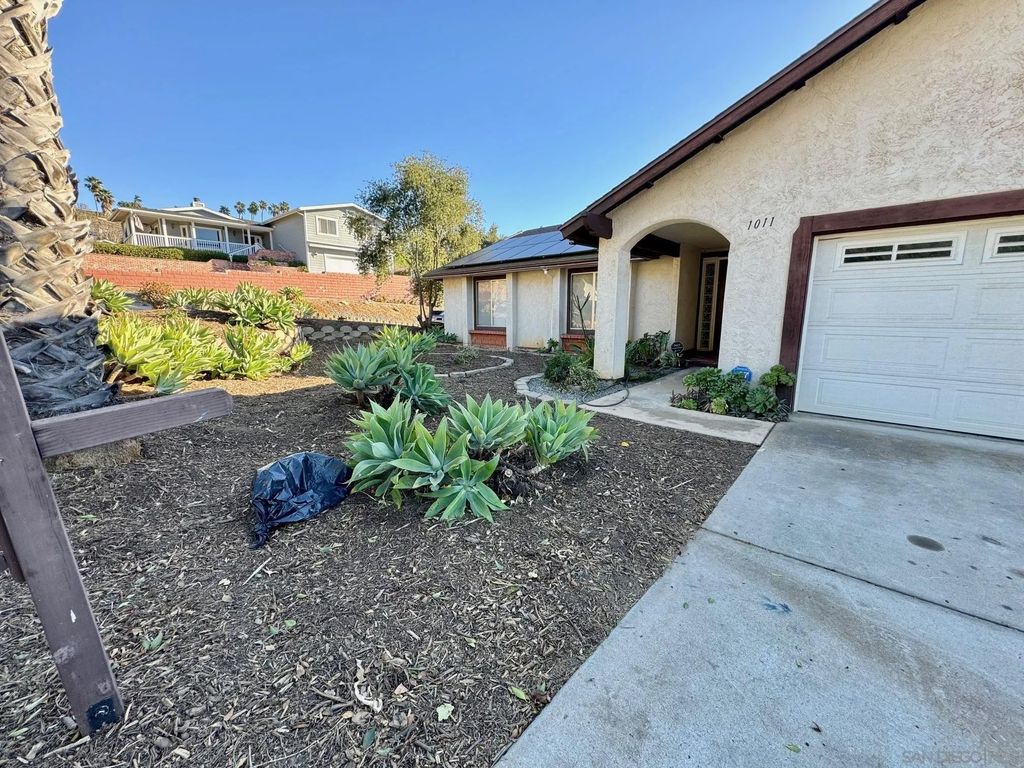 Photo of 1011 Chestnut Dr, Escondido, CA 92025 (MLS # 260006762)