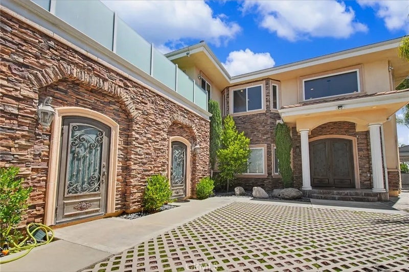 906 Summit Place