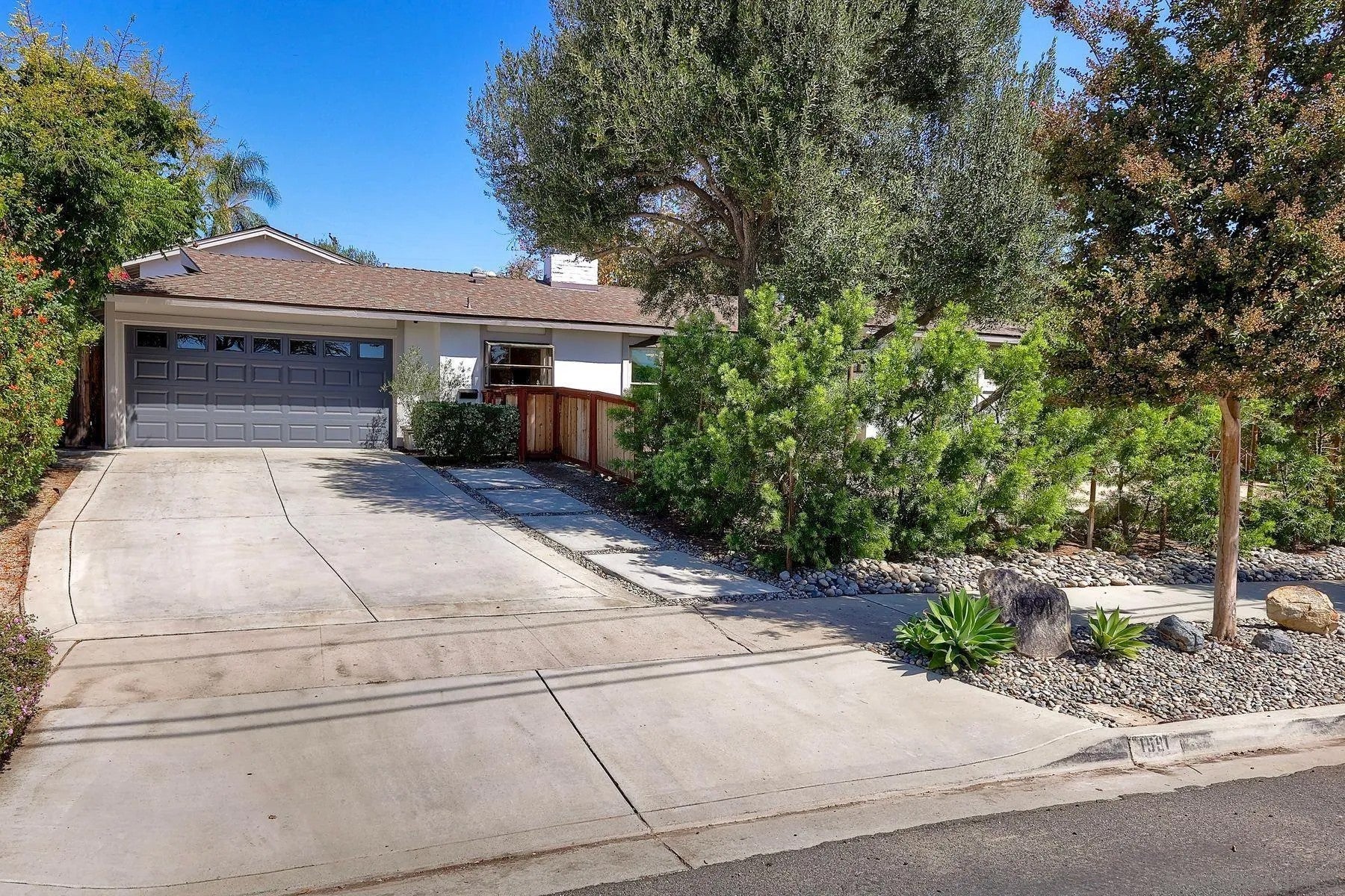 1591 Olive Hills