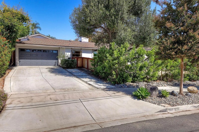 1591 Olive Hills