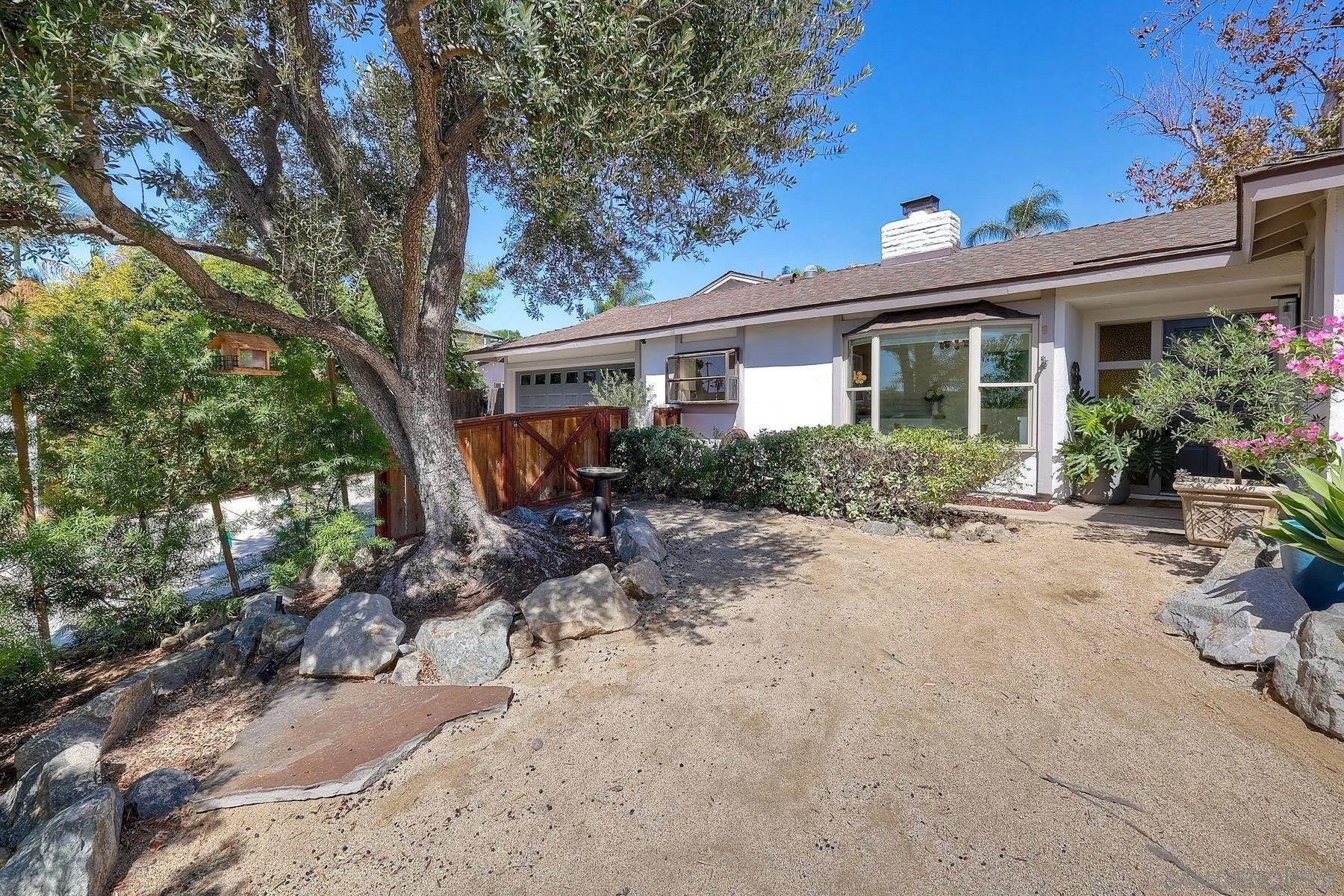 1591 Olive Hills