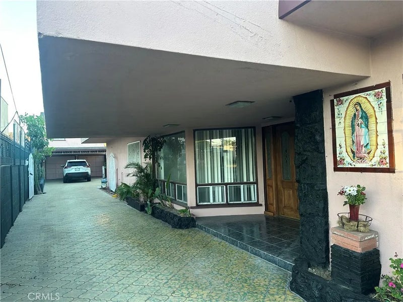3241 Santa Ana