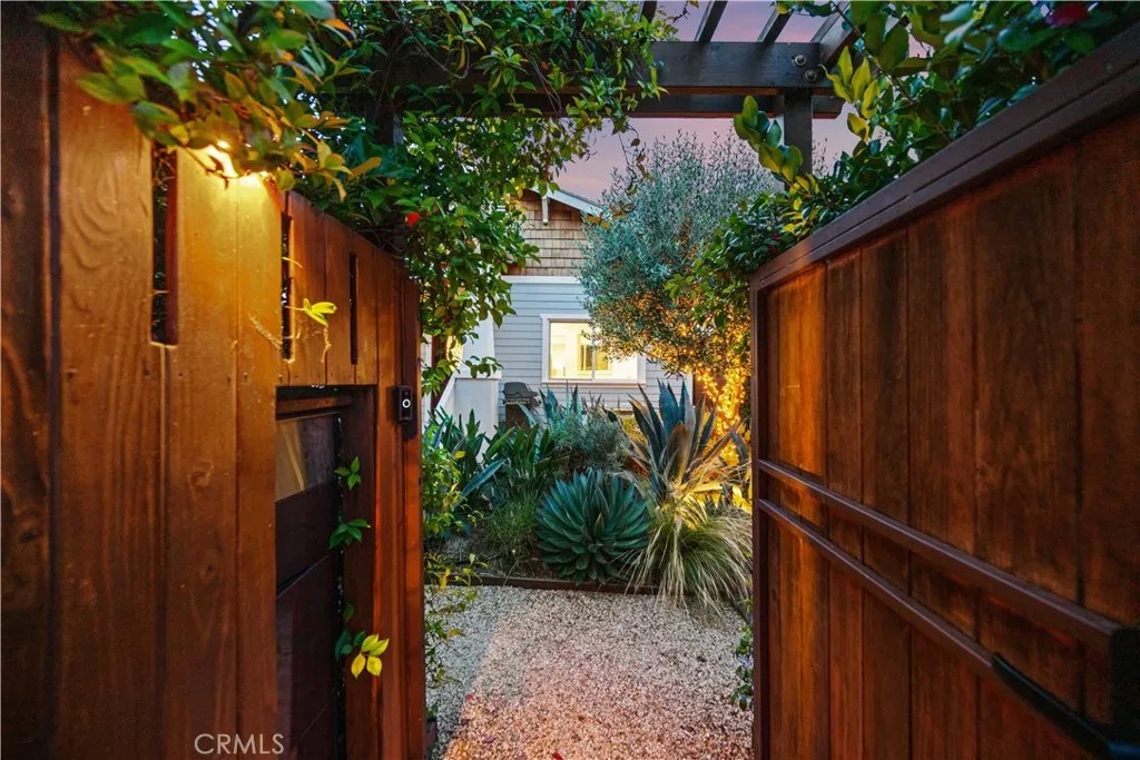 1121 S Eucalyptus