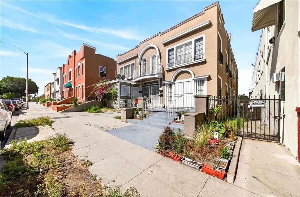 Photo of 139 S Manhattan Pl, Los Angeles, CA 90004 (MLS # DW26085689)