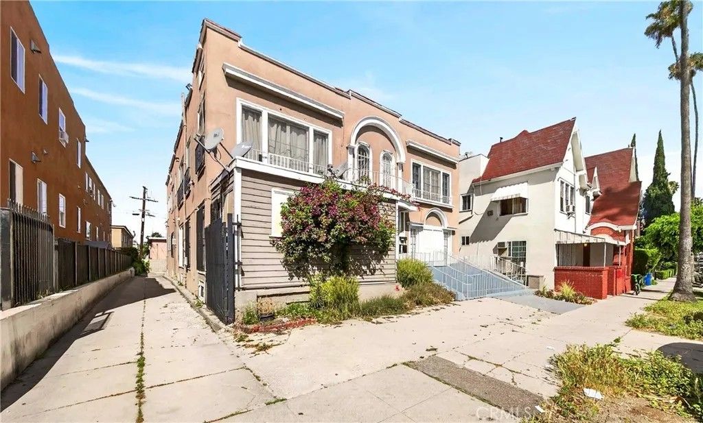 Photo of 139 S Manhattan Pl, Los Angeles, CA 90004 (MLS # DW26085689)