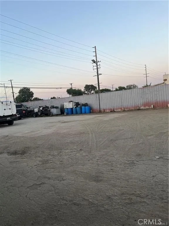 1498 W Compton