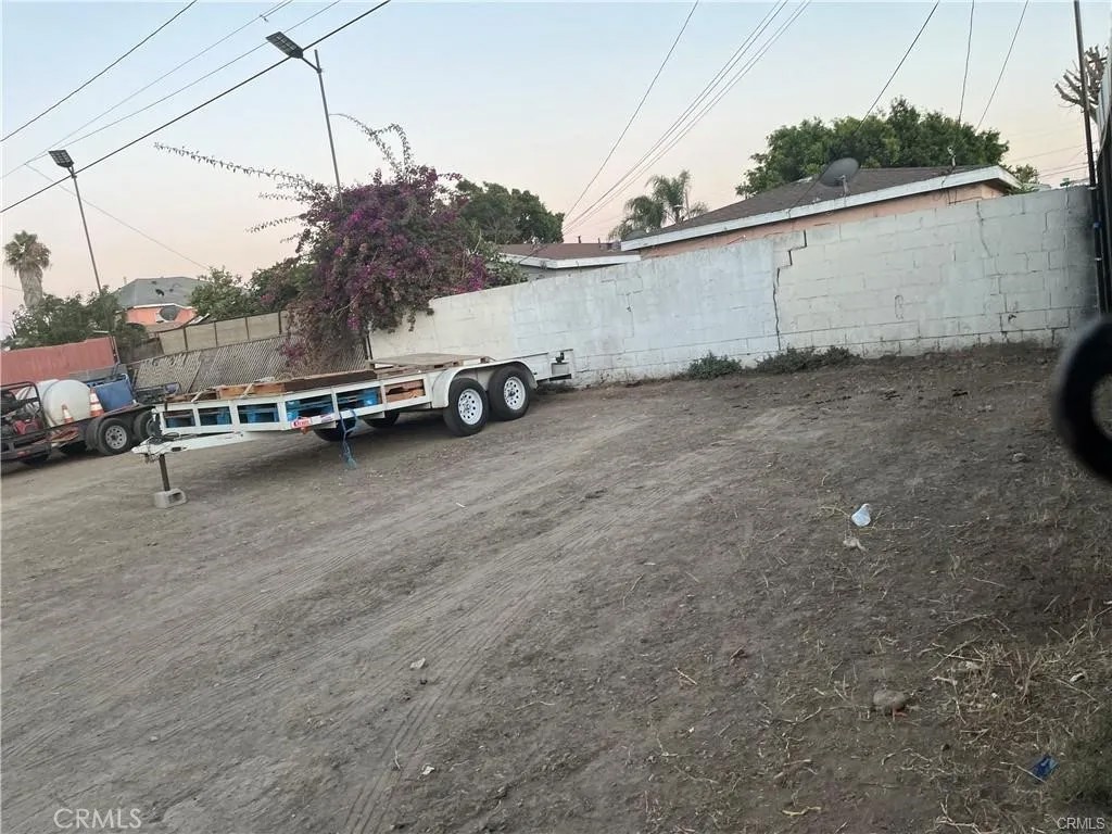 1498 W Compton