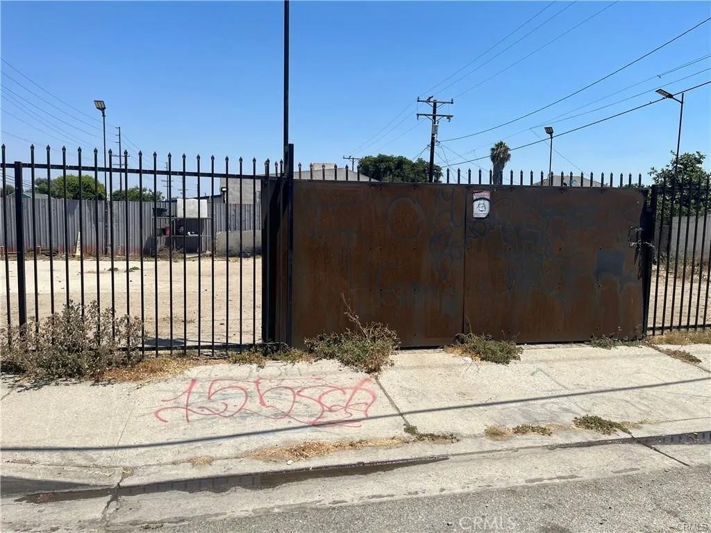 1498 W Compton