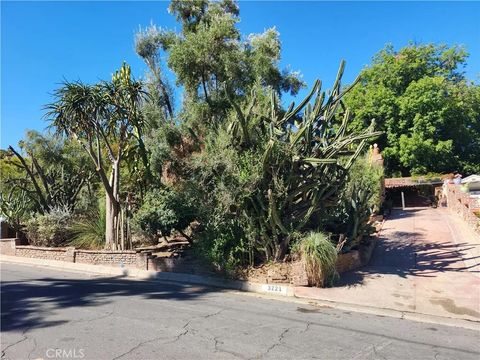 Tiny photo for 3221 Redwood Dr, Riverside, CA 92501 (MLS # IV25241550)