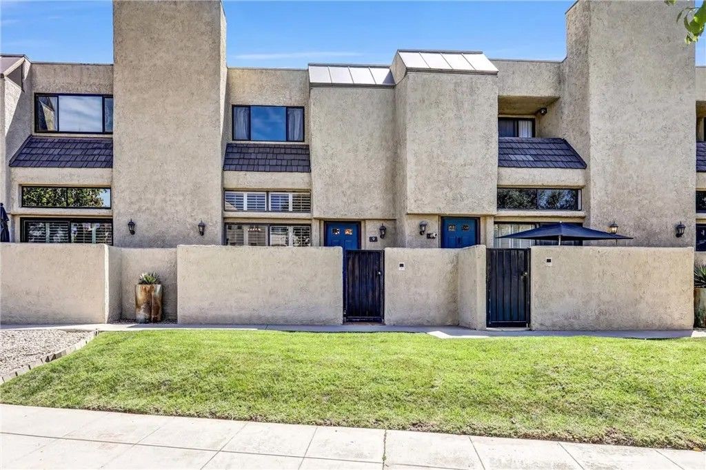 Photo of 984 W Riverside Drive, Burbank, CA 91506 (MLS # SR26064133)