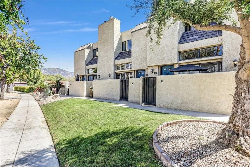 Photo of 984 W Riverside Drive, Burbank, CA 91506 (MLS # SR26064133)