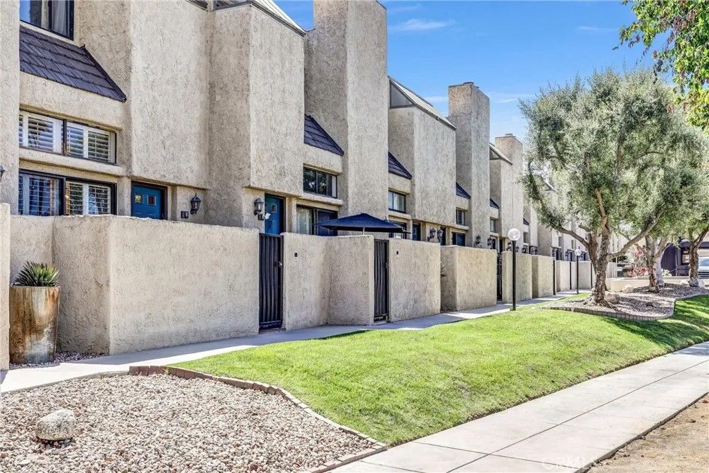 Photo of 984 W Riverside Drive, Burbank, CA 91506 (MLS # SR26064133)