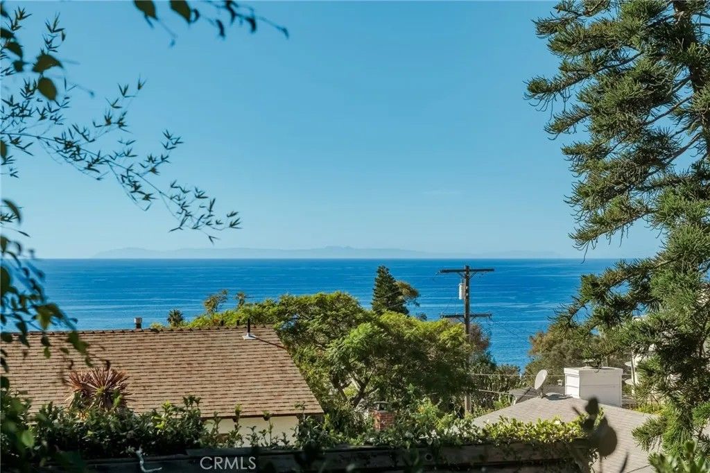 Photo of 31831 Sunset Avenue, Laguna Beach, CA 92651 (MLS # LG25272919)