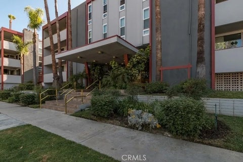 Photo of 4915 Tyrone AVE #325, Sherman Oaks, CA 91423 (MLS # SR26204232)