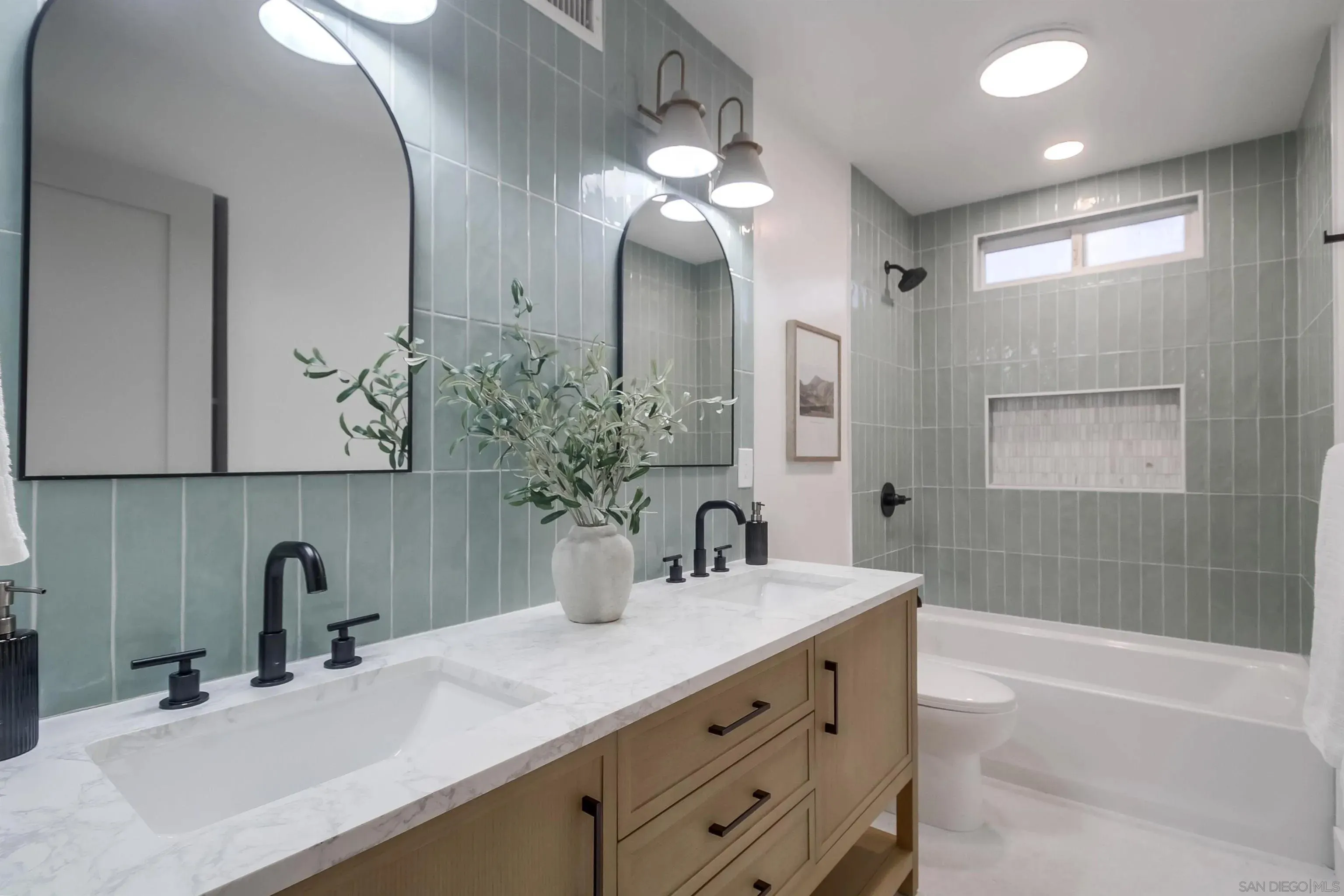 San Diego, California 92111, United States, 3 Bedrooms Bedrooms, ,2 BathroomsBathrooms,Residential,Active,197328