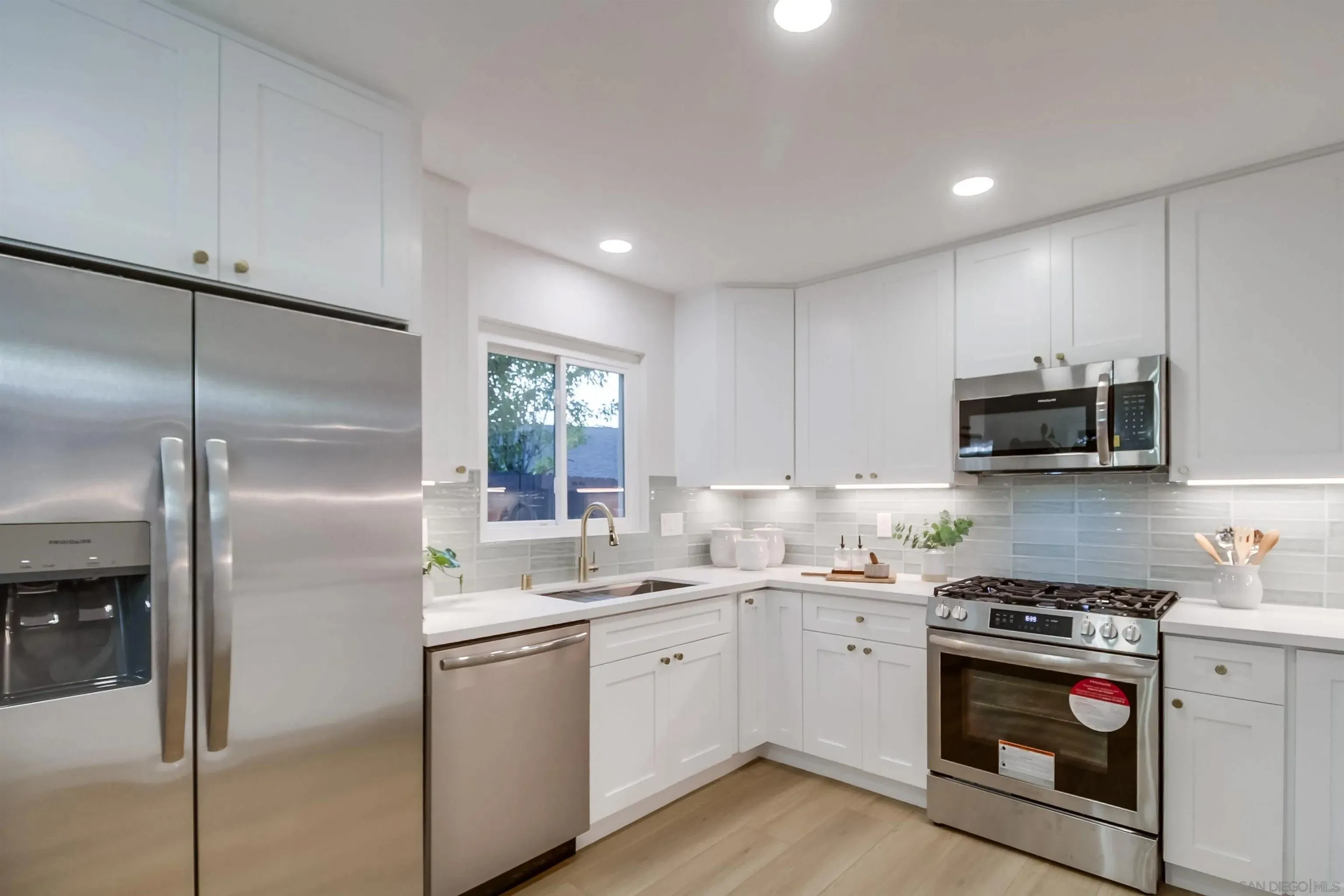 San Diego, California 92111, United States, 3 Bedrooms Bedrooms, ,2 BathroomsBathrooms,Residential,Active,197328