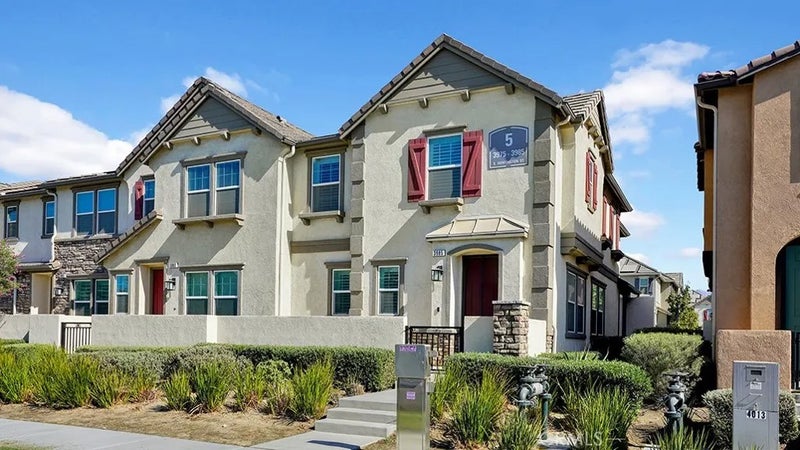 3985 E Huntington