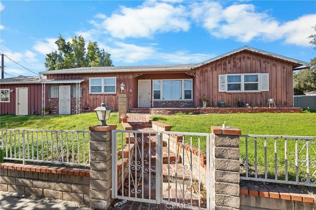 Photo of 1645 Coolidge Ave, Pasadena, CA 91104 (MLS # WS25271097)