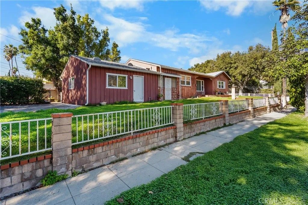 Photo of 1645 Coolidge Ave, Pasadena, CA 91104 (MLS # WS25271097)