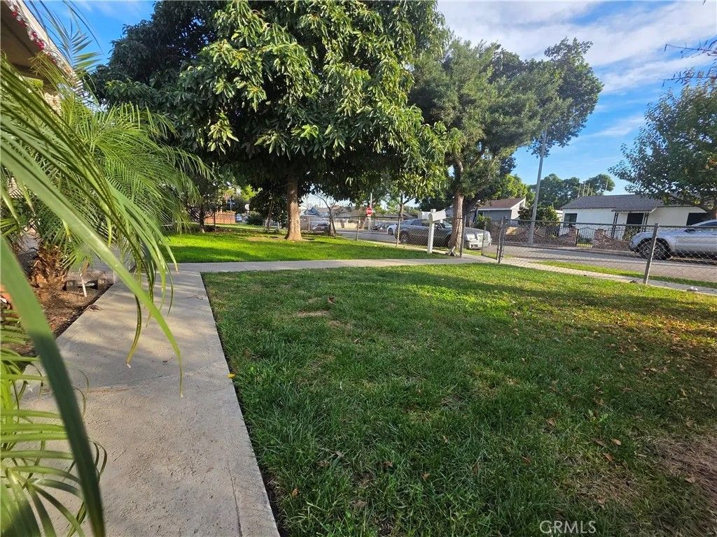 Photo of 289 E Heath Ln, Long Beach, CA 90805 (MLS # DW26008639)